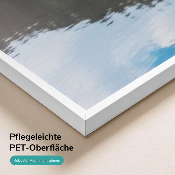 Wandbild mit pflegeleichter PET Oberflaeche und robustem Aluminiumrahmen fuer eine hochwertige Optik.