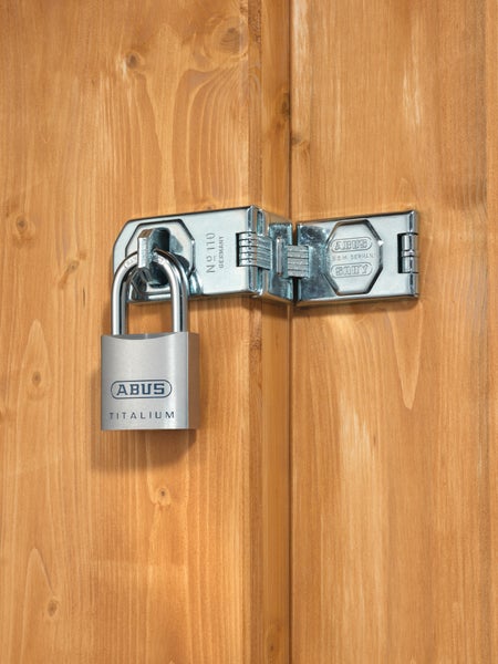 ABUS Titalium Vorhängeschloss mit Metallüberfalle Modell 110 an einer Holzecke montiert.