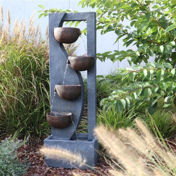 Gartenbrunnen mit vier Schalen und Wasserlauf