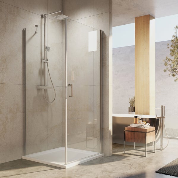 Modernes Bad mit Glas-Duschkabine, Regenduschkopf, Handbrause und flacher Duschwanne vor Wänden in Steinoptik.