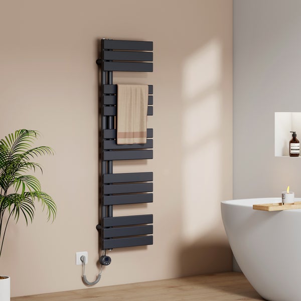 Elektrischer Handtuchwärmer im Badezimmer mit Handtuch