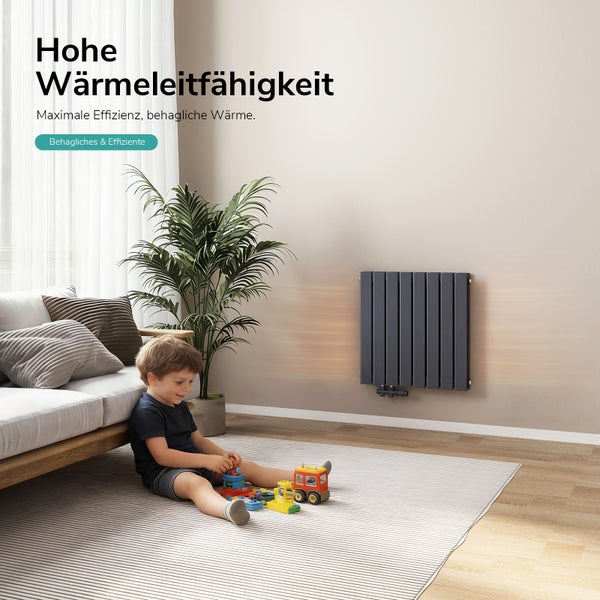 Wohnzimmer mit Heizkörper, Sofa und spielendem Kind auf einem Teppich.