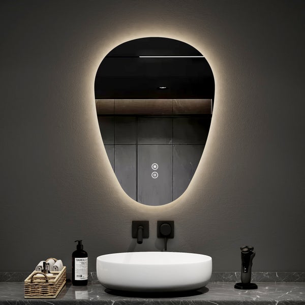 Moderner Badezimmerspiegel in Tropfenform mit LED-Hintergrundbeleuchtung über einem weißen Aufsatzwaschbecken mit schwarzen Wandarmaturen.