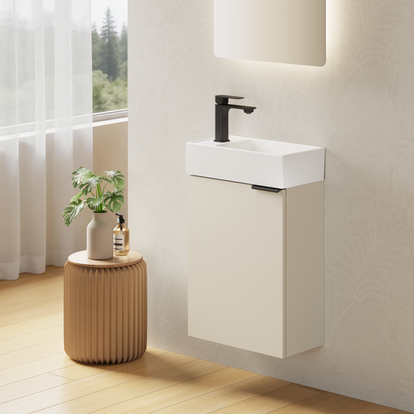 Modernes Gäste-WC mit hängendem Waschbeckenunterschrank, weißem Keramikwaschtisch, schwarzer Armatur und rundem Hocker in einer hellen Einrichtung.