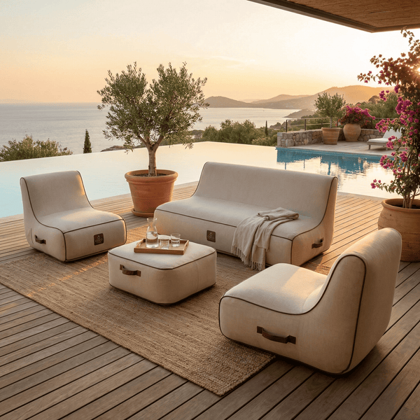 Moderne Lounge-Gartenmöbel aus Stoff mit Sofa, Sesseln und Hocker auf einer Holzterrasse am Pool mit Meerblick.