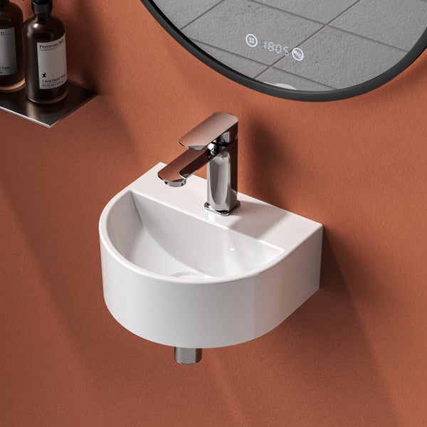 Detailansicht eines weißen Aufsatzwaschbeckens mit Armatur und Spiegel im Badezimmer