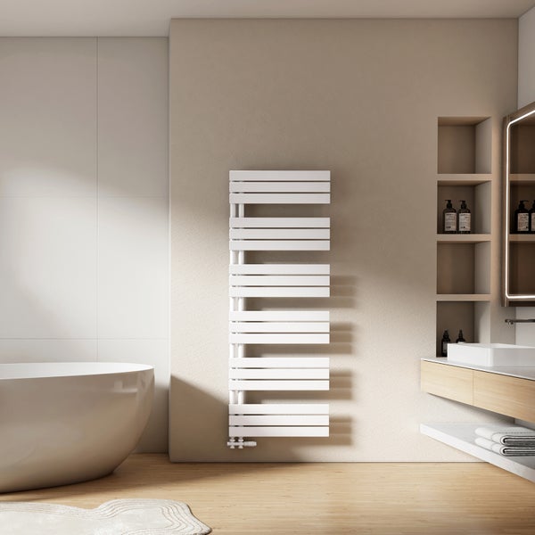 Modernes Badezimmer mit Badewanne, Waschtisch und weissem Handtuchwärmer