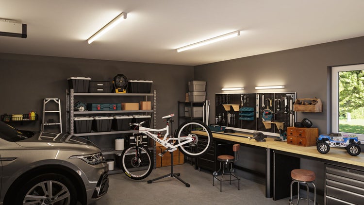 Garage mit Werkbank, Regalen und einem Auto