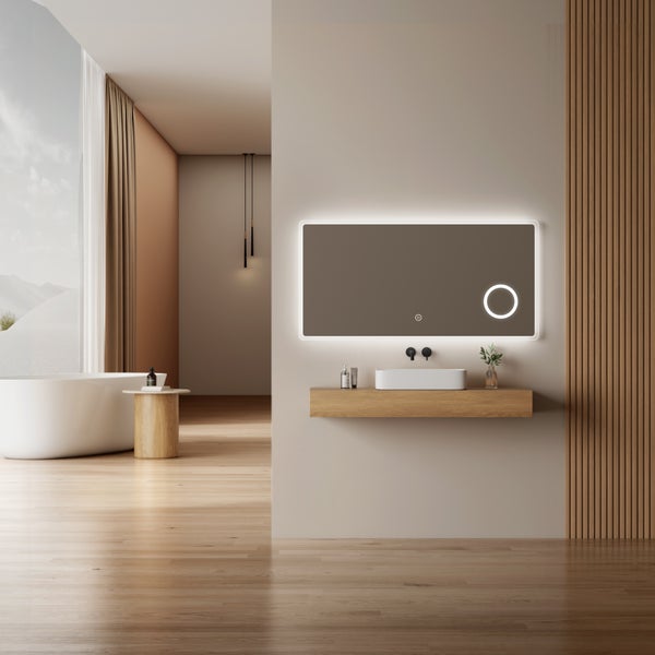 Modernes Badezimmer mit beleuchtetem Spiegel, wandhängendem Waschtisch aus Holz und freistehender Badewanne in einem minimalistischen Design.