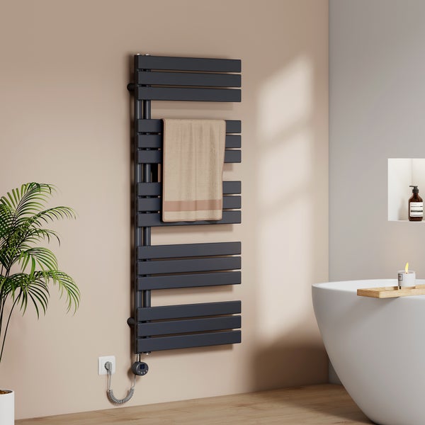 Badezimmer Szene mit Handtuchwärmer und Handtuch