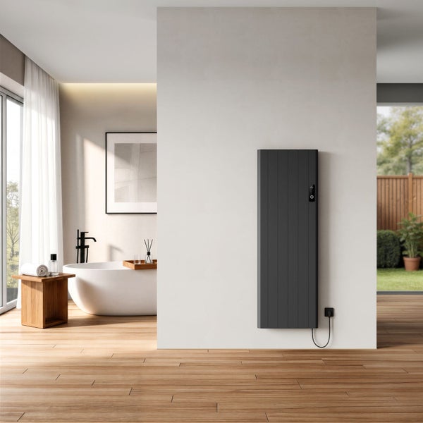 Elektrischer Design Heizkörper in modernem Badezimmer mit freistehender Badewanne und Holzboden.