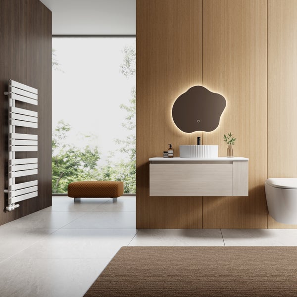 Modernes Badezimmer mit Waschtischunterschrank in Holzoptik, Aufsatzwaschbecken, organisch geformtem LED-Spiegel, Handtuchheizkörper und Wand-WC.