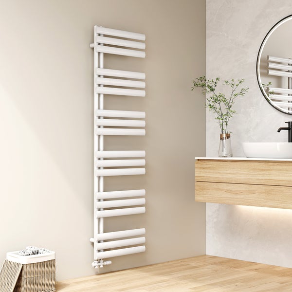 Badezimmer mit einem weißen Handtuchwärmer, Waschtisch und Spiegel