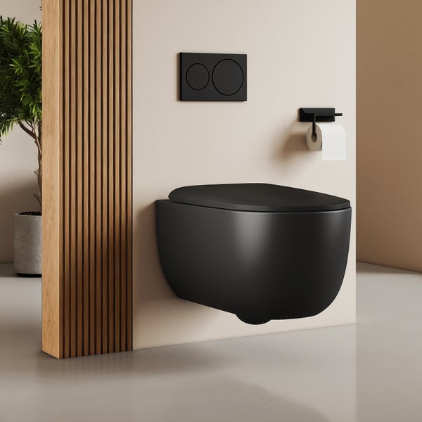 Wandhängendes WC in einem hellen Badezimmer mit Toilettenpapierhalter und Spültaste