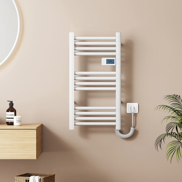 Elektrischer Handtuchheizkörper mit Thermostat an einer Wand in einem modern eingerichteten Badezimmer mit Spiegel und Holzmöbeln.
