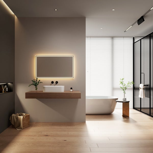 Modernes, helles Badezimmer mit Waschtisch aus Holz, Aufsatzwaschbecken, LED-Spiegel, freistehender Badewanne und Glasdusche.