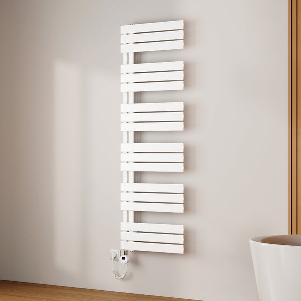 Weißer elektrischer Handtuchwärmer an der Wand montiert