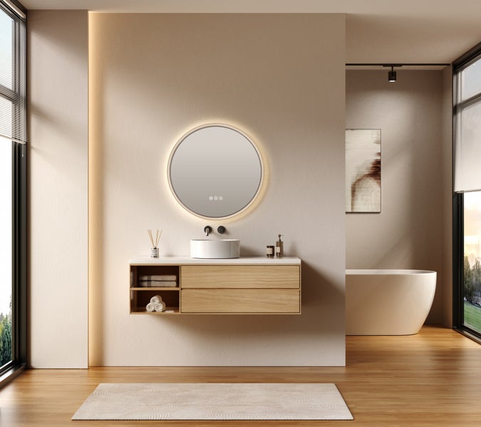 Helles Badezimmer mit Waschtisch, Spiegel, Badewanne und Fenster für ein modernes Ambiente.