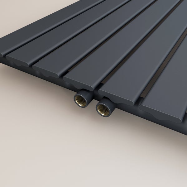 Detailansicht eines Heizkörpers mit flachen Heizrohren und Anschluss