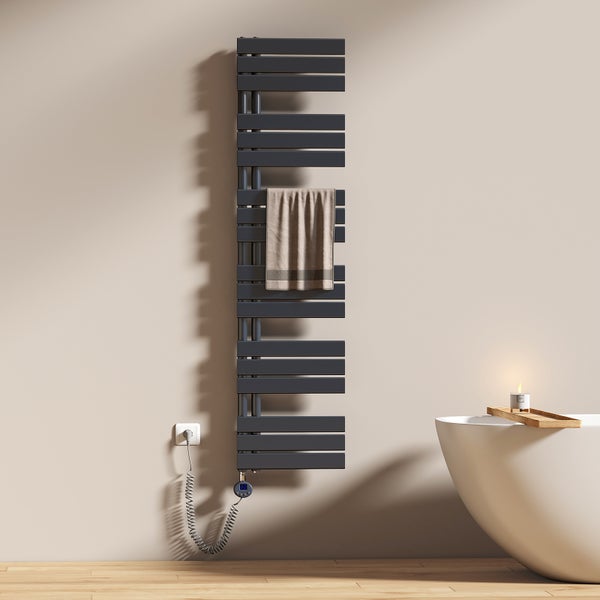 Elektrischer Handtuchwärmer mit Handtuch in einem Badezimmer