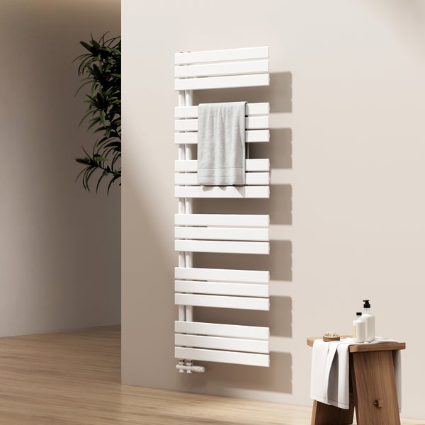 Badezimmer Szene mit einem weißen Handtuchwärmer, einem Handtuch und einem Hocker mit Pflegeprodukten