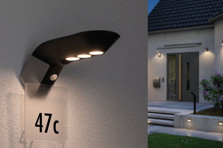 Hausnummerleuchte mit Bewegungsmelder an einer Hauswand