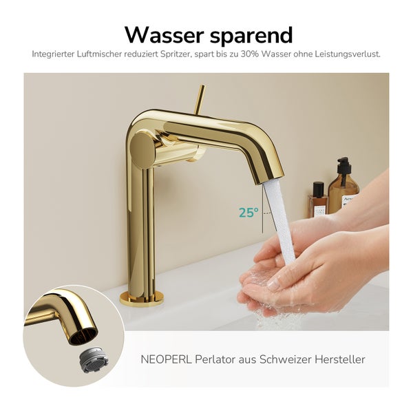 Goldene Armatur mit fließendem Wasser und ausgebautem Perlator zur Wassereinsparung