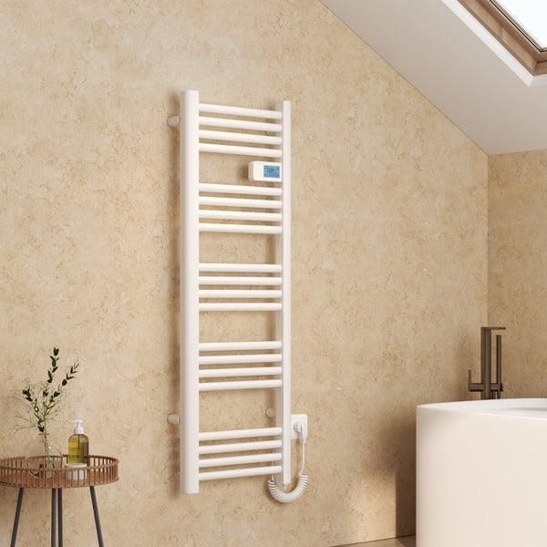 Weißer Handtuchwärmer mit digitaler Steuerung im Badezimmer.