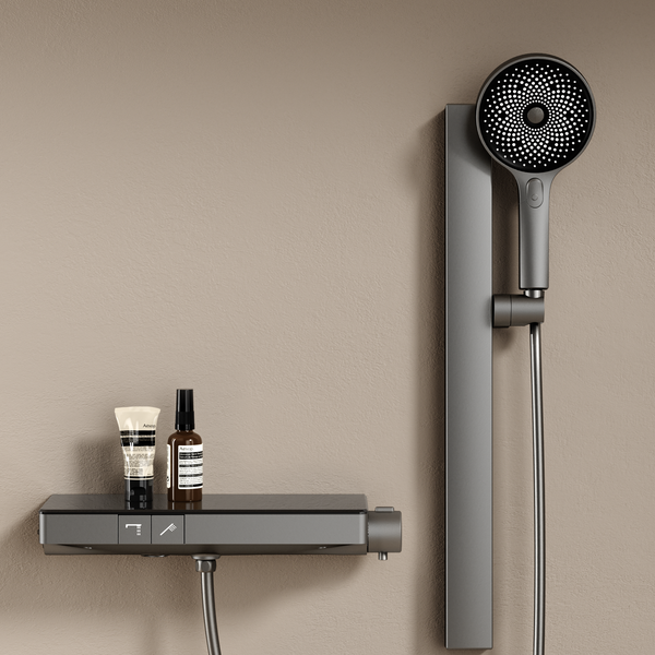 Modernes Duschsystem mit Thermostat-Ablage, runder Handbrause an einer Brausestange und Brauseschlauch in dunklem Grau.