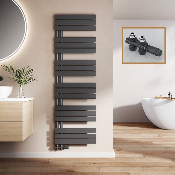 Modernes Badezimmer mit grauem Handtuchwärmer, Waschtisch und Badewanne