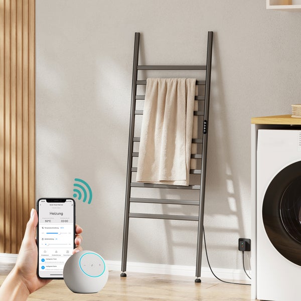 Ein smarter Handtuchwärmer in Leiterform steht im Badezimmer mit einem Handtuch behangen, steuerbar über eine Smartphone App.