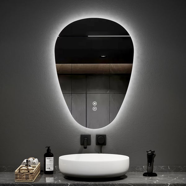 Beleuchteter Badezimmerspiegel in asymmetrischer Tropfenform mit LED-Hintergrundbeleuchtung und Touch-Sensor über einem weißen Aufsatzwaschbecken.