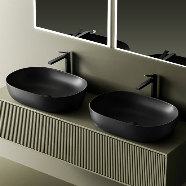 Badezimmerwaschtisch mit zwei schwarzen Aufsatzwaschbecken und Armaturen
