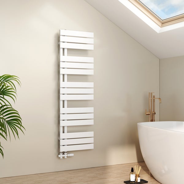 Weißer Badheizkörper an der Wand neben einer freistehenden Badewanne in einem hellen, modernen Badezimmer mit Dachfenster.