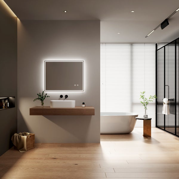 Modernes Badezimmer mit beleuchtetem LED-Spiegel, weißem Aufsatzwaschbecken auf Holzkonsole und freistehender Badewanne vor Fensterfront.