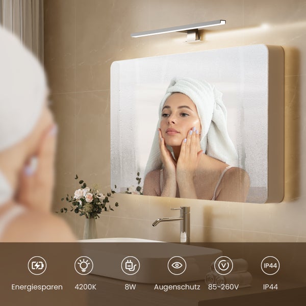 Beleuchteter Spiegel mit LED-Lampe im Badezimmer mit Frau