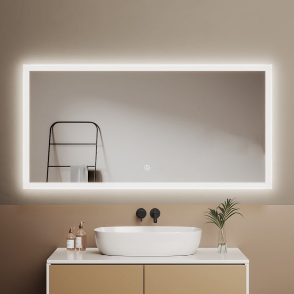 Badezimmer mit beleuchtetem Rechteckspiegel, Waschtisch und Accessoires