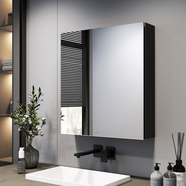 Moderner Spiegelschrank fürs Bad mit zwei Spiegeltüren, montiert über einem weißen Waschbecken mit schwarzer Armatur in einem hellen Badezimmer.