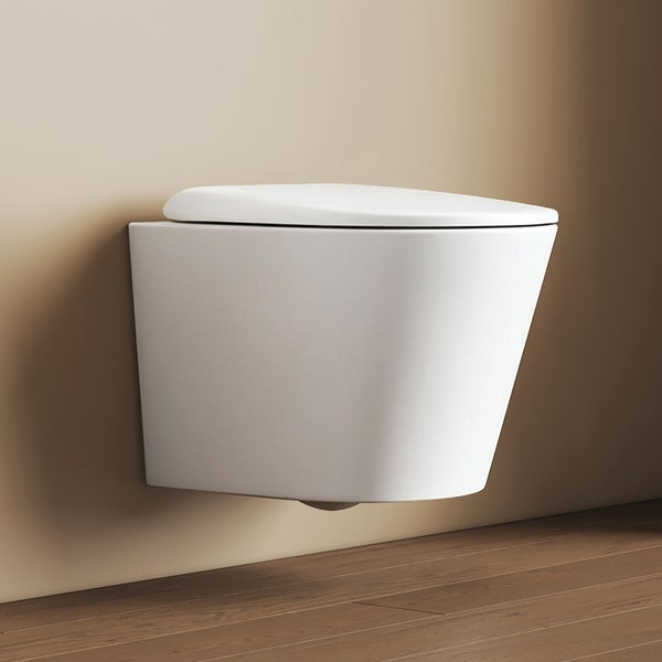 Wandhängendes WC mit Deckel an Badezimmerwand