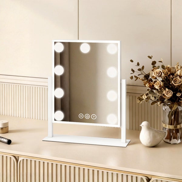 Beleuchteter Kosmetikspiegel mit rechteckigem, weißem Rahmen auf einem Schminktisch