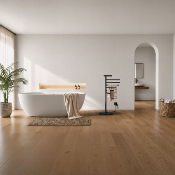 Modernes Badezimmer mit freistehender Badewanne, Holzboden und elektrischem Handtuchwärmer.