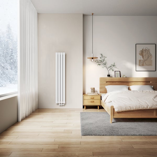 Schlafzimmer mit Bett, Nachttisch, Heizkörper und Winterlandschaft