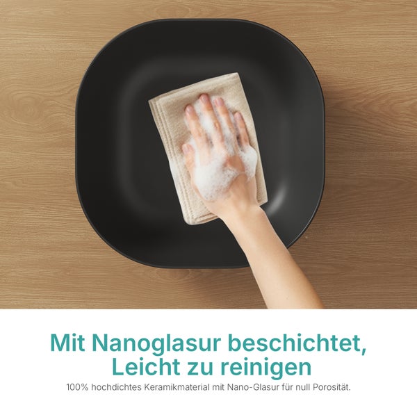 Aufnahme von oben eines schwarzen Aufsatzwaschbeckens, das mit einem Tuch gereinigt wird