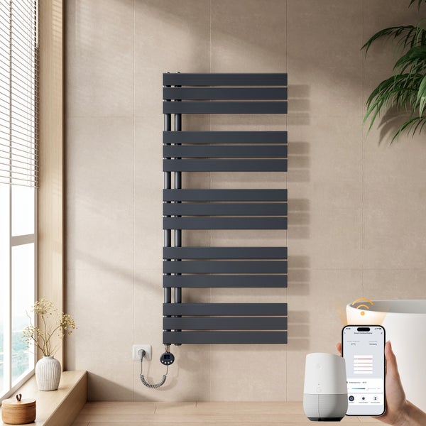 Moderner elektrischer Handtuchheizkörper in Anthrazit an einer gefliesten Wand, gesteuert per Smartphone-App und Smart-Home-System.
