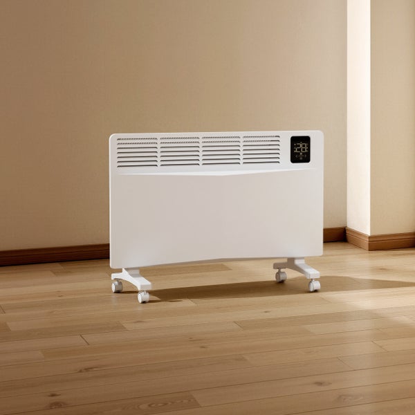 Weißer, mobiler Elektroheizkörper mit digitaler Anzeige vor beiger Wand