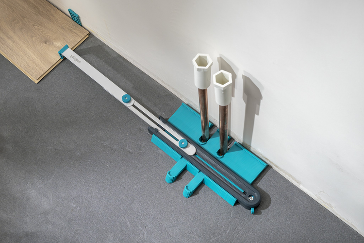 Wolfcraft Laminat-Einpasser zum präzisen Übertragen von Heizungsrohr-Konturen auf eine Laminatdiele während der Bodenverlegung.