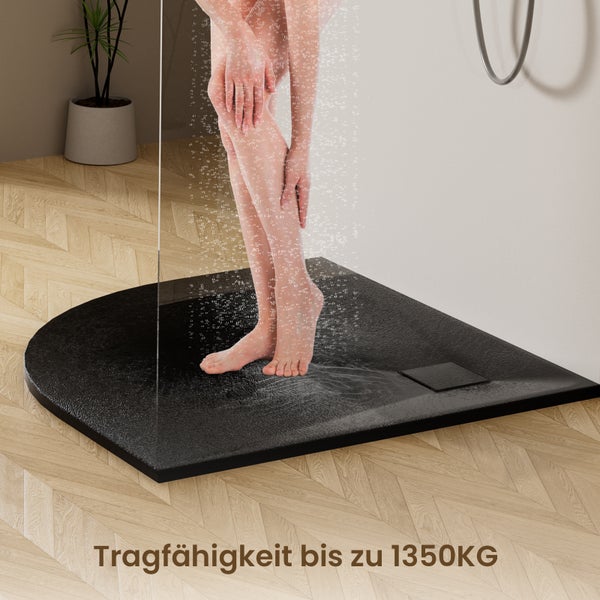 Schwarze Duschwanne mit Person unter der Dusche