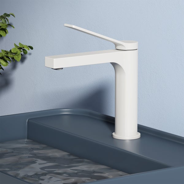 Weißer Waschtischmischer auf blauem Waschbecken