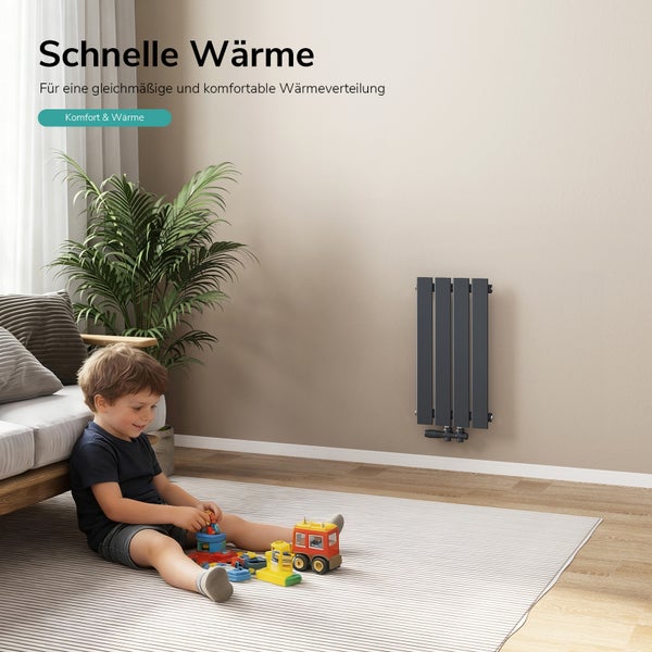 Ein moderner Designheizkörper montiert an einer Wand in einem gemütlichen Wohnzimmer, in dem ein Kind mit Spielzeug auf einem Teppich spielt.