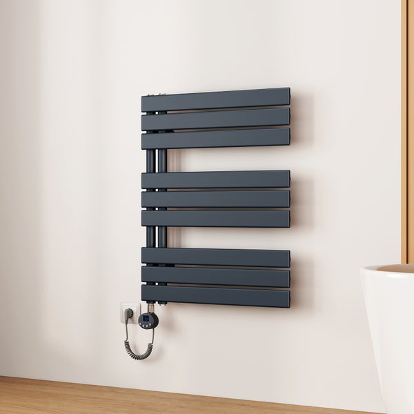 Grauer Badheizkörper mit horizontalen Heizstäben an der Wand